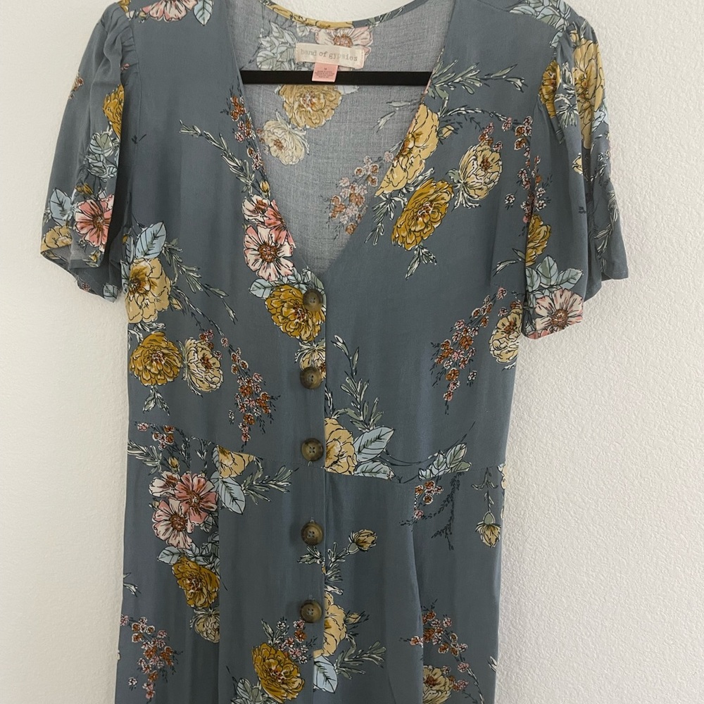 Jumper with flowers prints and cute tie on the back. Size Medium